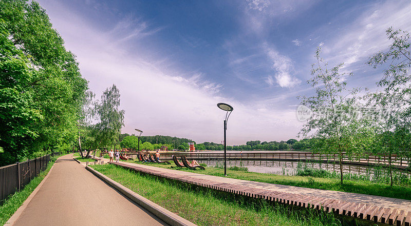人们在Meshchersky公园的日光浴床上散步和晒日光浴