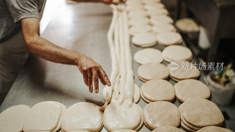 面包师正在准备做馅饼的生面团