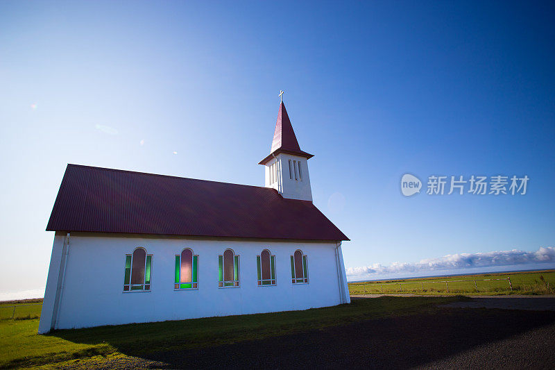 冰岛，维克:红白阳光教堂(Reyniskirkja)，蓝天