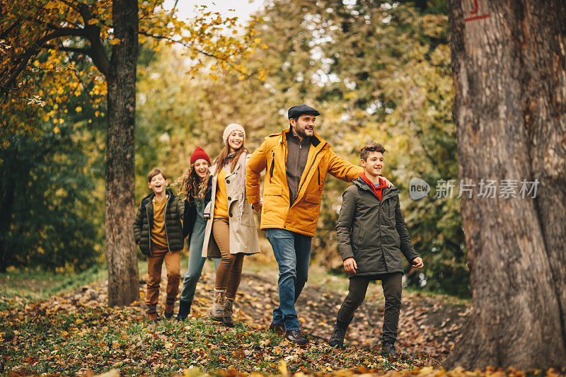 森林里的幸福家庭。秋天。