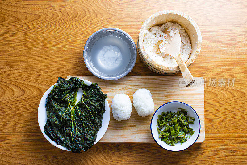日本本土料理。用高油菜叶包裹饭团的食谱。在日本(Mehari寿司)