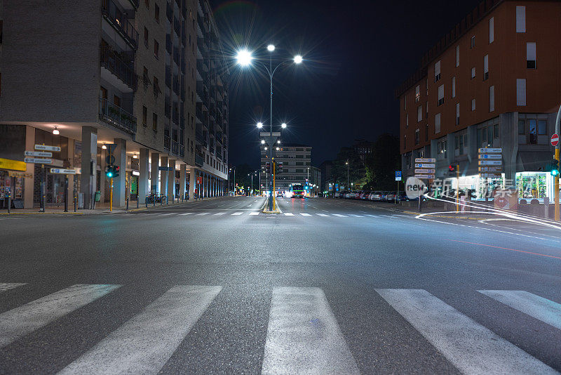 城市夜晚十字路口交通的时间推移视图。晚间意大利城市运动。