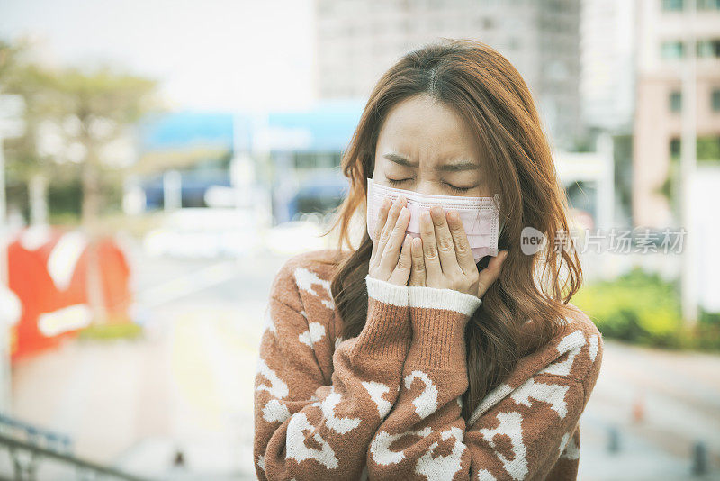 在户外戴口罩的亚洲妇女