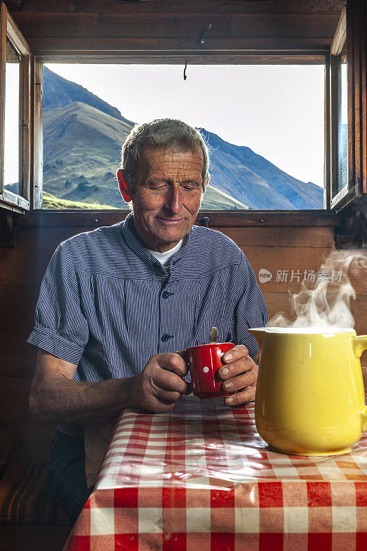在瑞士农家喝咖啡的农民