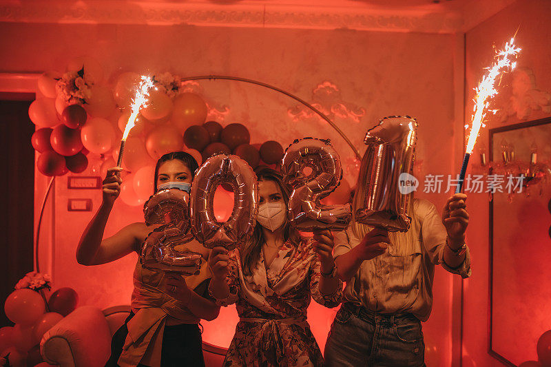 快乐的朋友们庆祝2021年新年