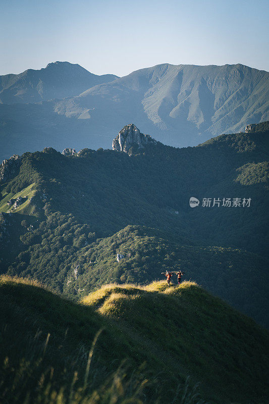 山地自行车骑在长满草的山脊上