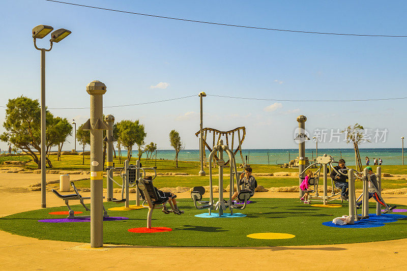以色列特拉维夫滨水公园的健身设备