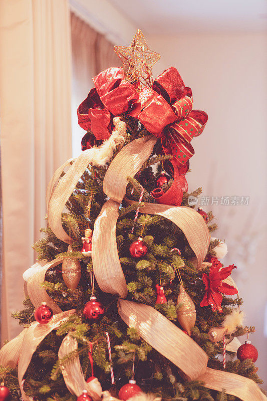 装饰精美的圣诞树在豪华别墅