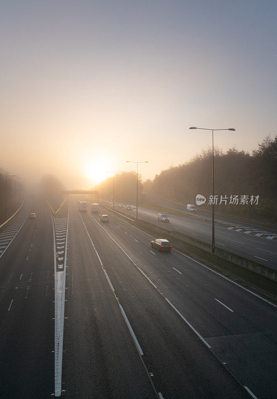 秋雾中的M40高速公路