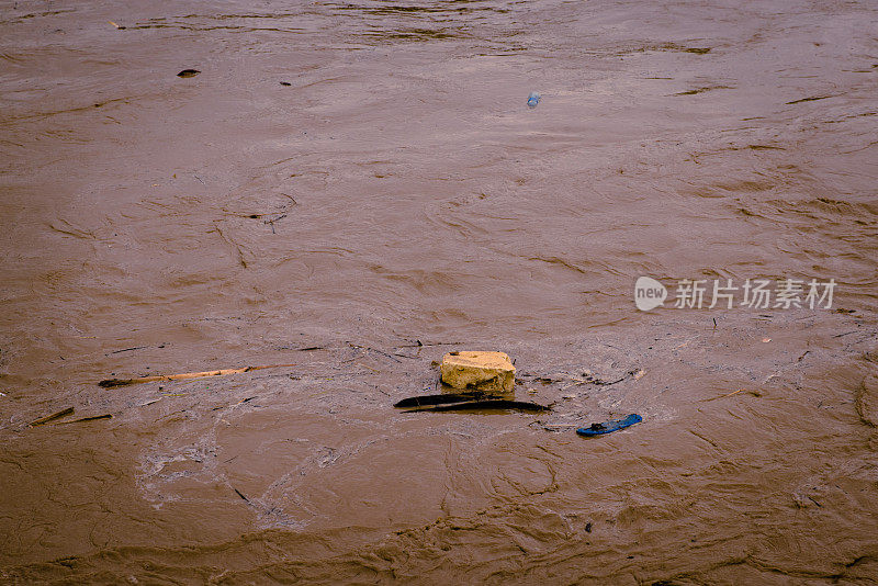 沙滩上的塑料瓶