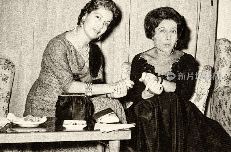 妇女在聚会。1955.