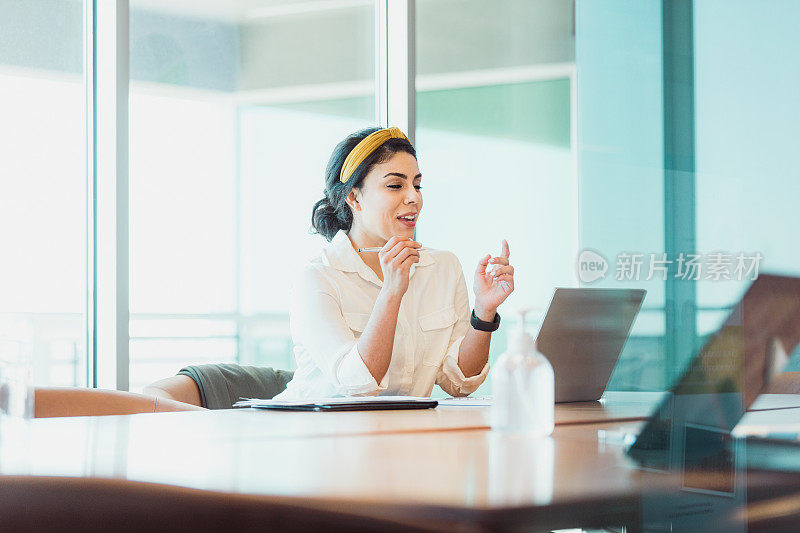 女商人参加视频会议