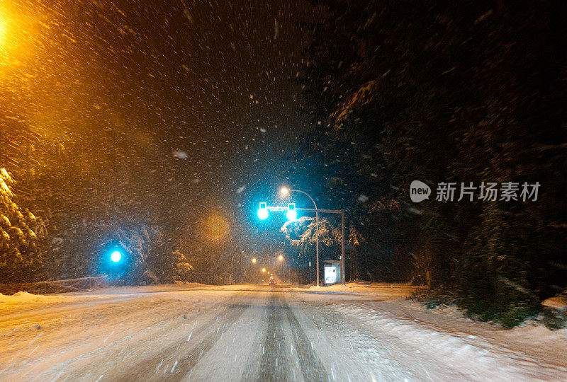 夜晚的雪路