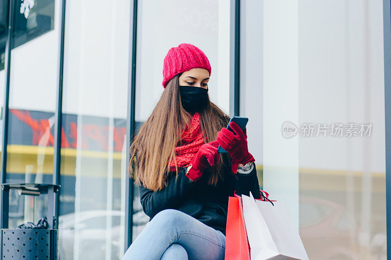 女人使用手机库存照片