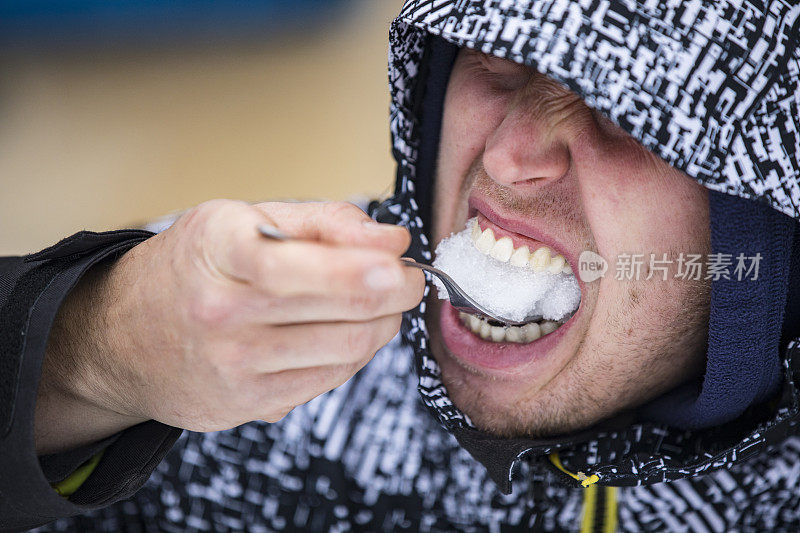 年轻的成年男子在雪叉上咬