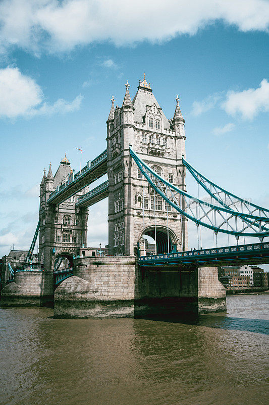 英国伦敦塔桥所描绘的传统英国建筑