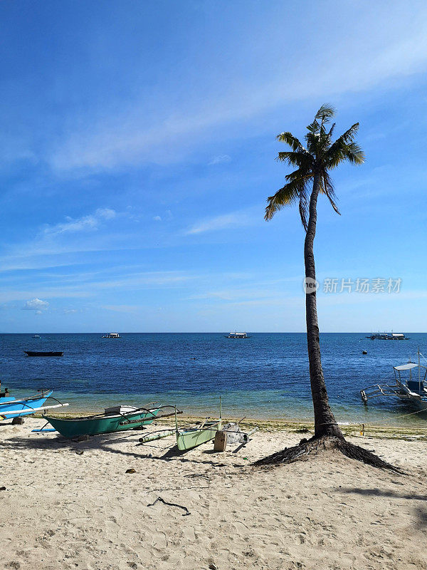 菲律宾，马拉帕斯夸岛，邦蒂海滩上的舷外支架