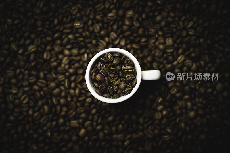 一杯装满烘培咖啡豆的咖啡