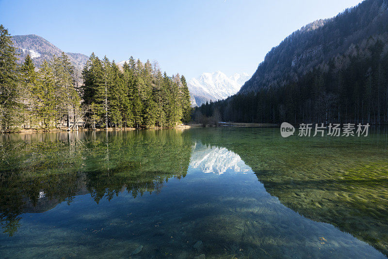 斯洛文尼亚耶泽尔斯科附近的普拉萨尔湖上的雪山倒影