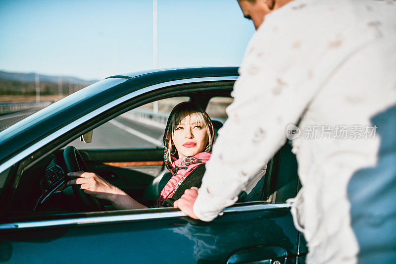 戴头巾的女人在接男朋友