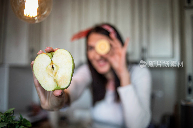 那个女人手里拿着水果