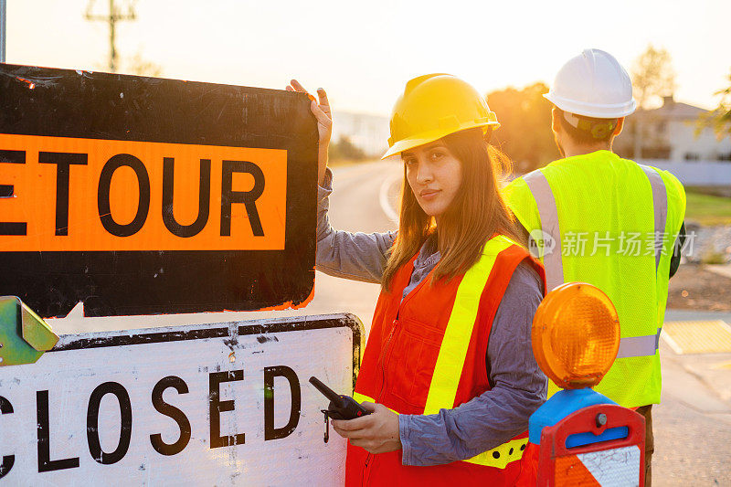 西班牙工人设置障碍和指挥交通街道道路和高速公路建设照片系列