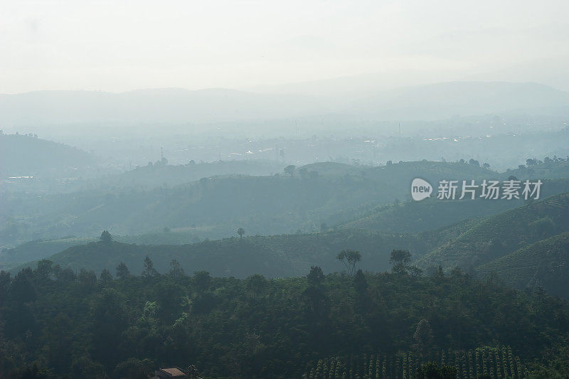 越南林东省宝禄镇林魁帕庵宝塔附近的山谷和山的美丽景色