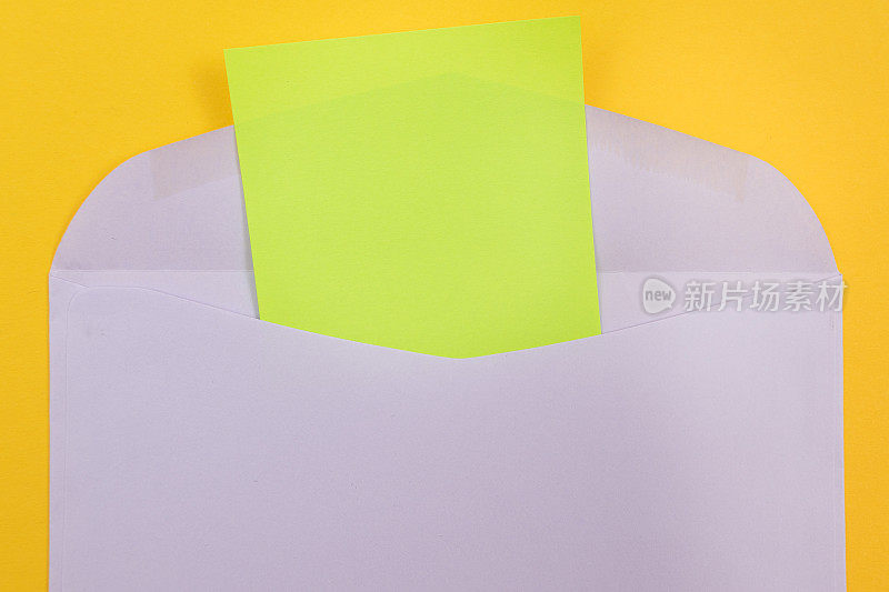 紫色信封，内附绿色空白纸