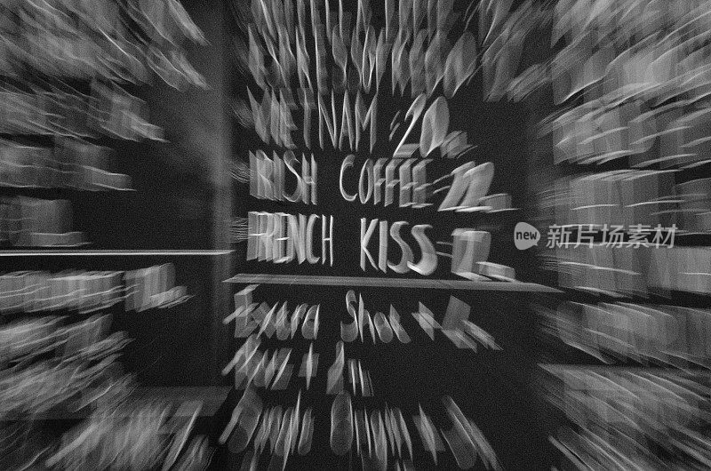 在咖啡馆的黑板上使用咖啡名称，长时间曝光和变焦
