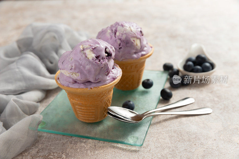 蓝莓冰淇淋蛋卷