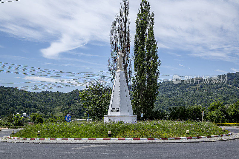 圣瓦尔瓦拉纪念碑，矿工的保护者，在Petrosani，罗马尼亚。