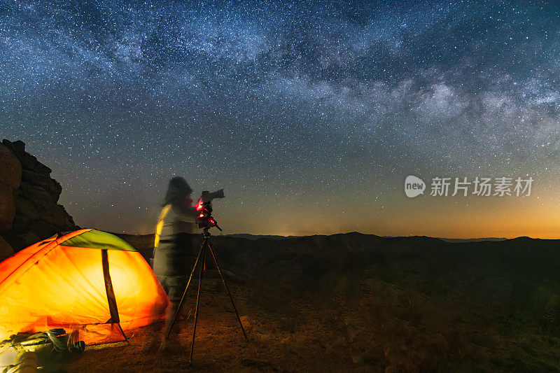 一位明星摄影师正在拍摄银河下的一个帐篷营地