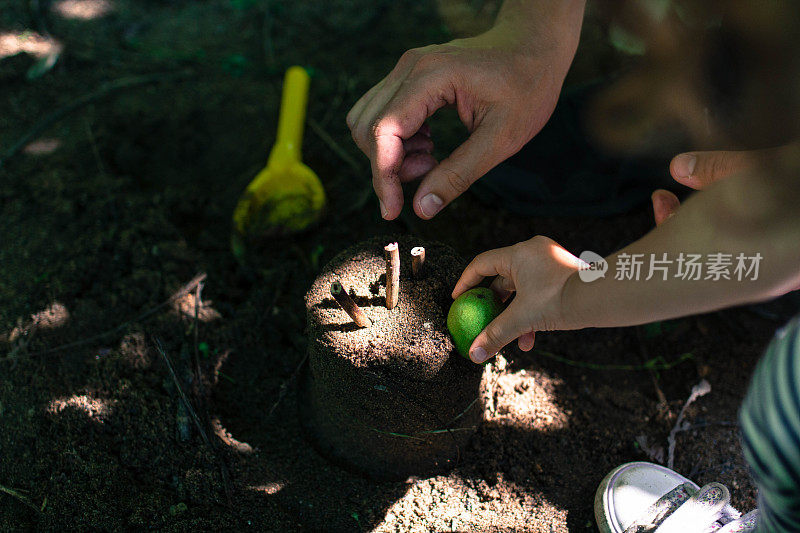 小女孩和爸爸在沙滩上玩