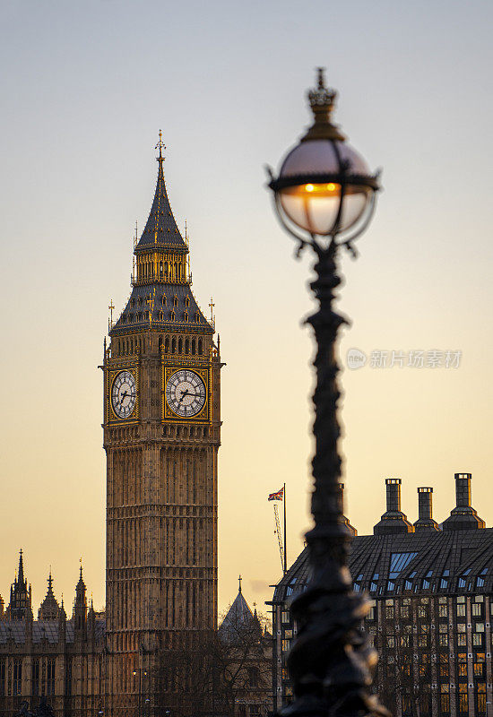英国伦敦，带有街灯的大本钟塔