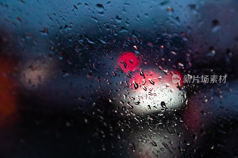 雨滴落在玻璃窗上，带着美丽的散景