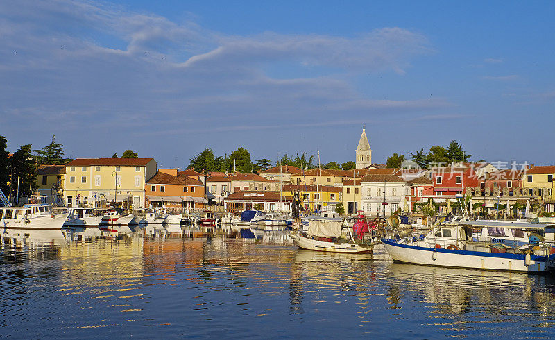 俯瞰沿海城镇诺维格拉德的渔港(伊斯特里亚-克罗地亚)。