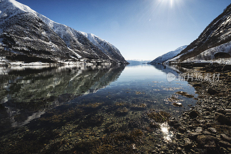 户外探险:在挪威的峡湾边徒步旅行