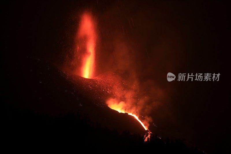 康伯维哈火山爆发。火山锥和火山弹飞向黎明山。