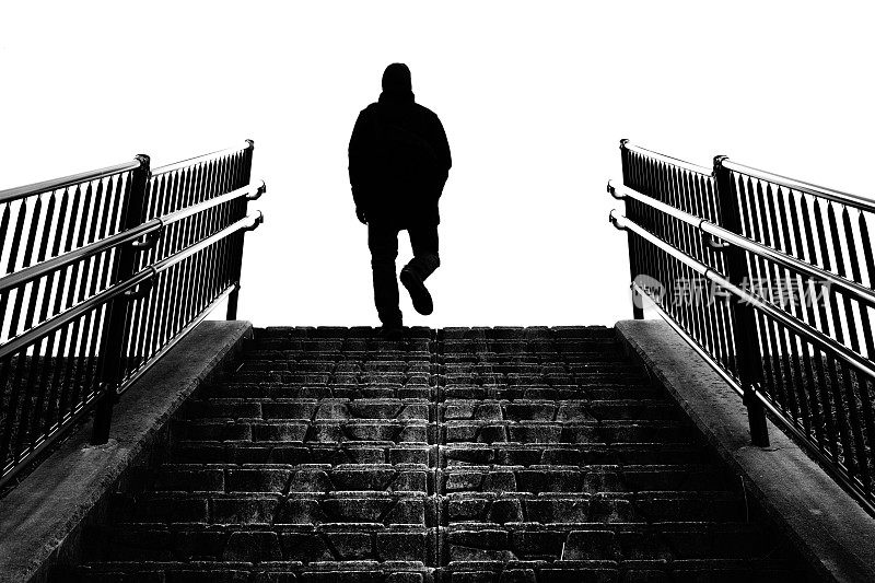 一个爬楼梯的男人的剪影