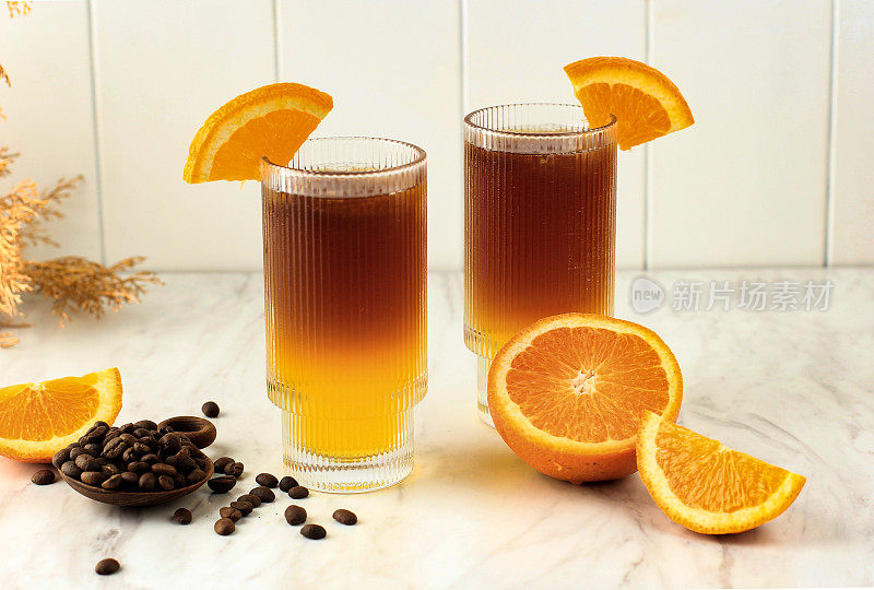 冰橙浓缩咖啡鸡尾酒，白色背景冷萃滋补喷雾，咖啡店概念菜单