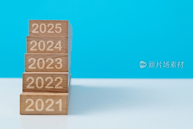 木制楼梯上的2021到2025号