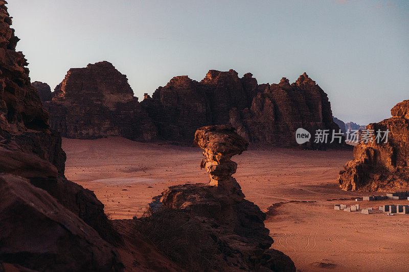 欣赏火星瓦迪拉姆沙漠的风景