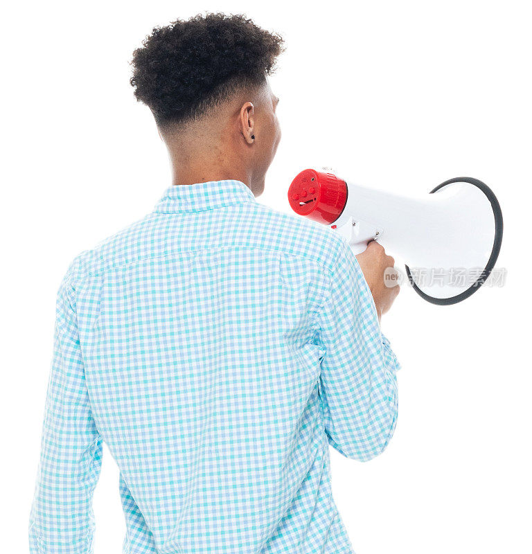 非裔美国男性，身穿衬衫，手持扩音器，站在白色背景前