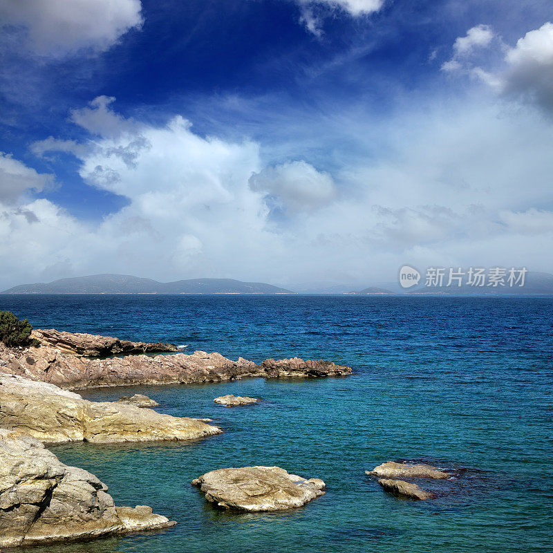 美丽的绿松石色岩石海景，清澈透明的水