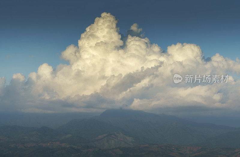 在泰国南省的邱曼，美丽的风景与云景