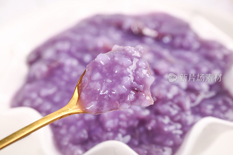勺子上舀着紫薯稀饭