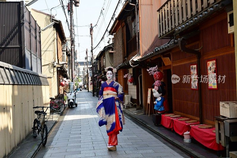 穿着舞子服装的日本女人走在祗园街，京都