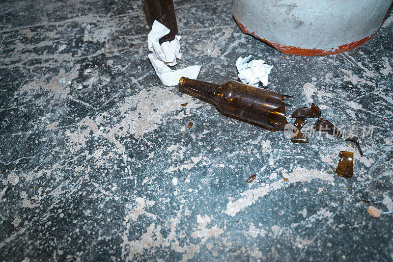 旧地板上有个破啤酒瓶，从桶里掉了下来