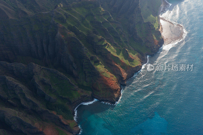 鸟瞰一个岛屿的热带海岸线