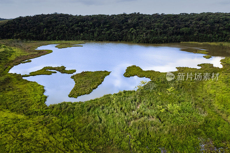 热带雨林中的大湖的无人机视图